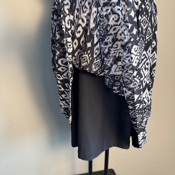 Old Navy Women's Babydoll Black Gray Tribal Print V-Neck Dress Size Medium Boho - Picture 6 of 13